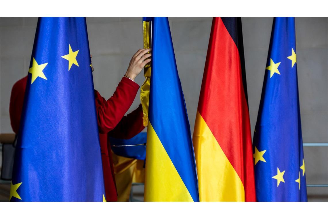 Die Flaggen von Europa, der Ukraine und Deutschland werden zu der Pressekonferenz von Bundeskanzler Merz (CDU) und Selenskyj, Präsident der Ukraine im Kanzleramt aufgebaut.