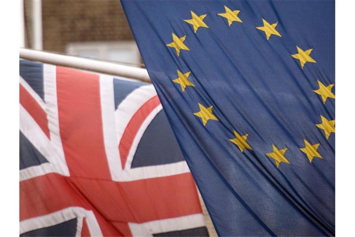 Die Flaggen von Großbritannien und der EU. Foto: Stefan Rousseau/PA Wire/dpa