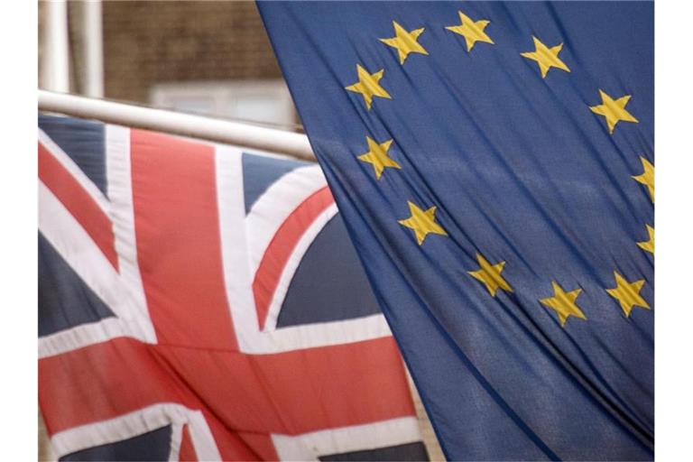 Die Flaggen von Großbritannien und der EU. Zum Jahresende tritt Großbritannien endgültig aus der EU aus. Foto: Stefan Rousseau/PA Wire/dpa