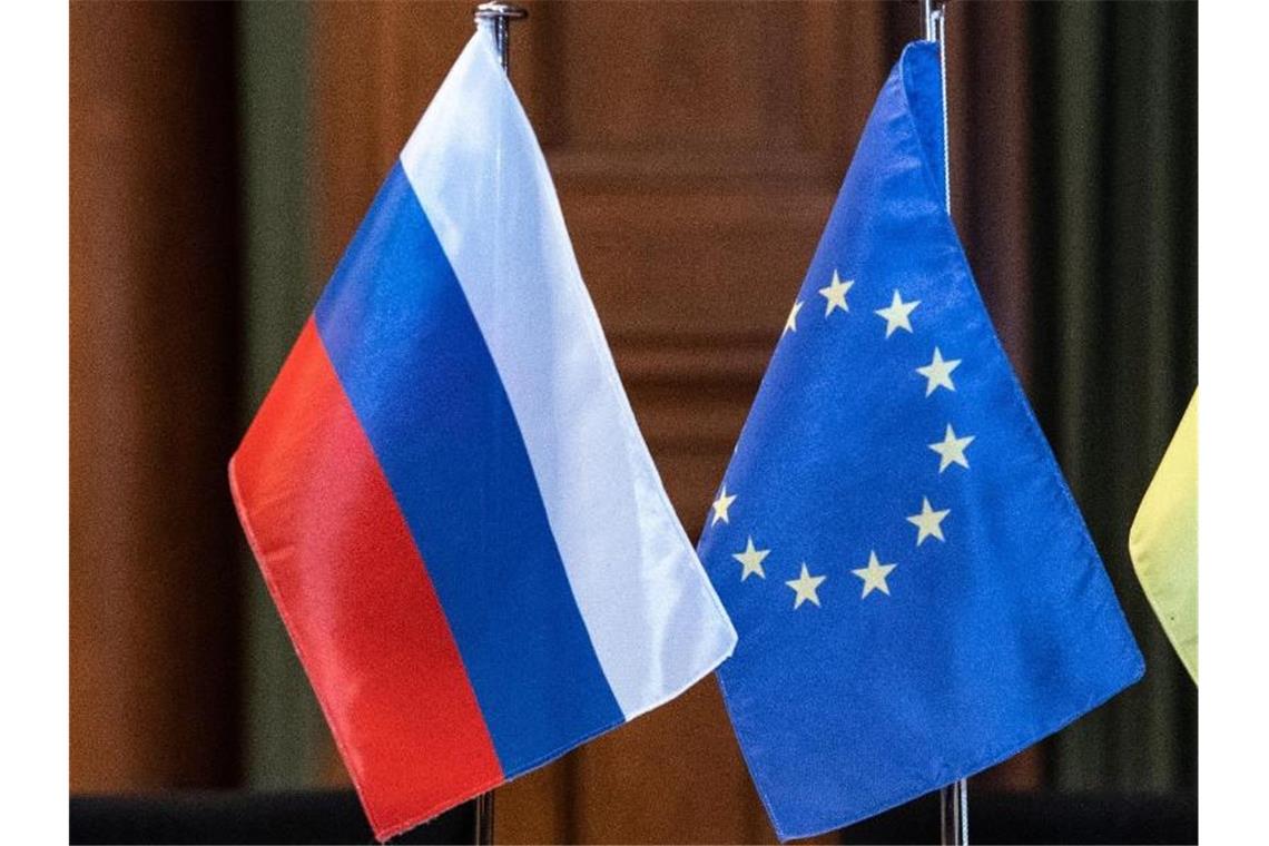 Deutschland und EU werfen Russland Cyberangriffe vor Die Flaggen von Russland (l) und der EU. Die EU lässt keinen Zweifel daran, dass sie eine russische Beteiligung als erwiesen ansieht. Foto: Paul Zinken/dpa