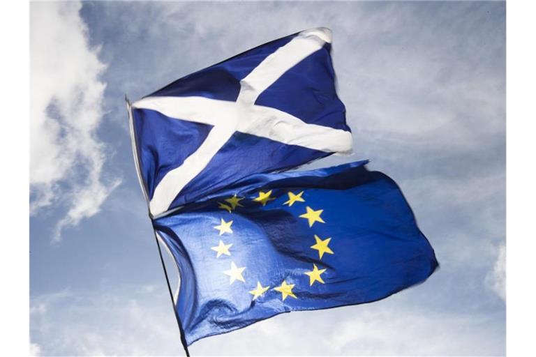 Die Flaggen von Schottland (o) und Europa. Schottland will wieder mehr Studenten aus der EU anlocken. Foto: Jane Barlow/PA Wire/dpa