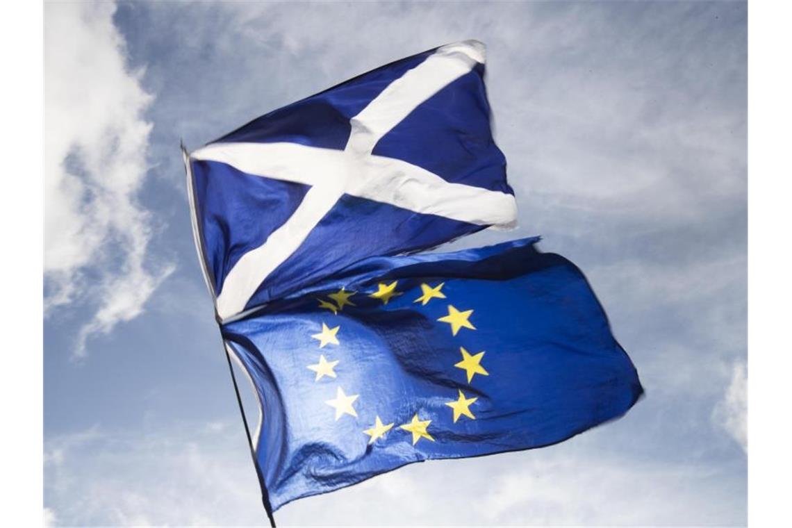 Sturgeon: London wird Schotten-Referendum nicht verhindern Die Flaggen von Schottland und der EU. Foto: Jane Barlow/PA Wire/dpa