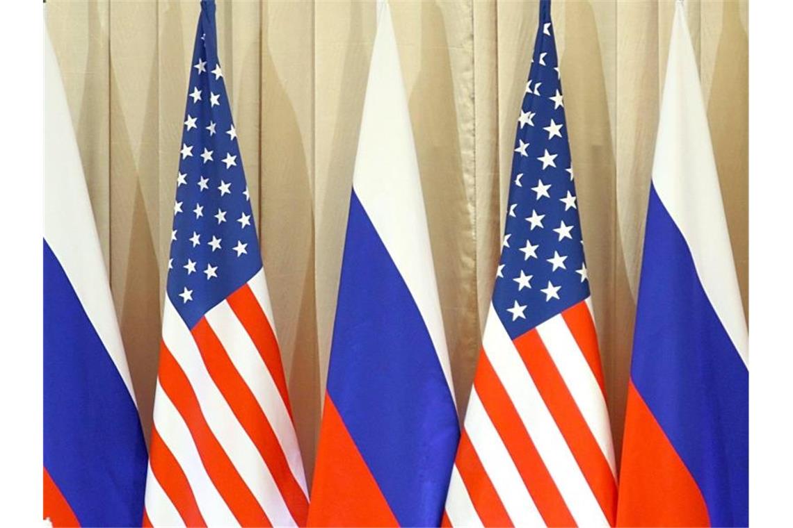 Moskau verhängt Einreisesperre gegen US-Minister Die Flaggen von Russland und den USA stehen beim Besuch von US-Präsident Obama in Moskau nebeneinander. Foto: epa Sergei Ilnitsky/EPA/dpa