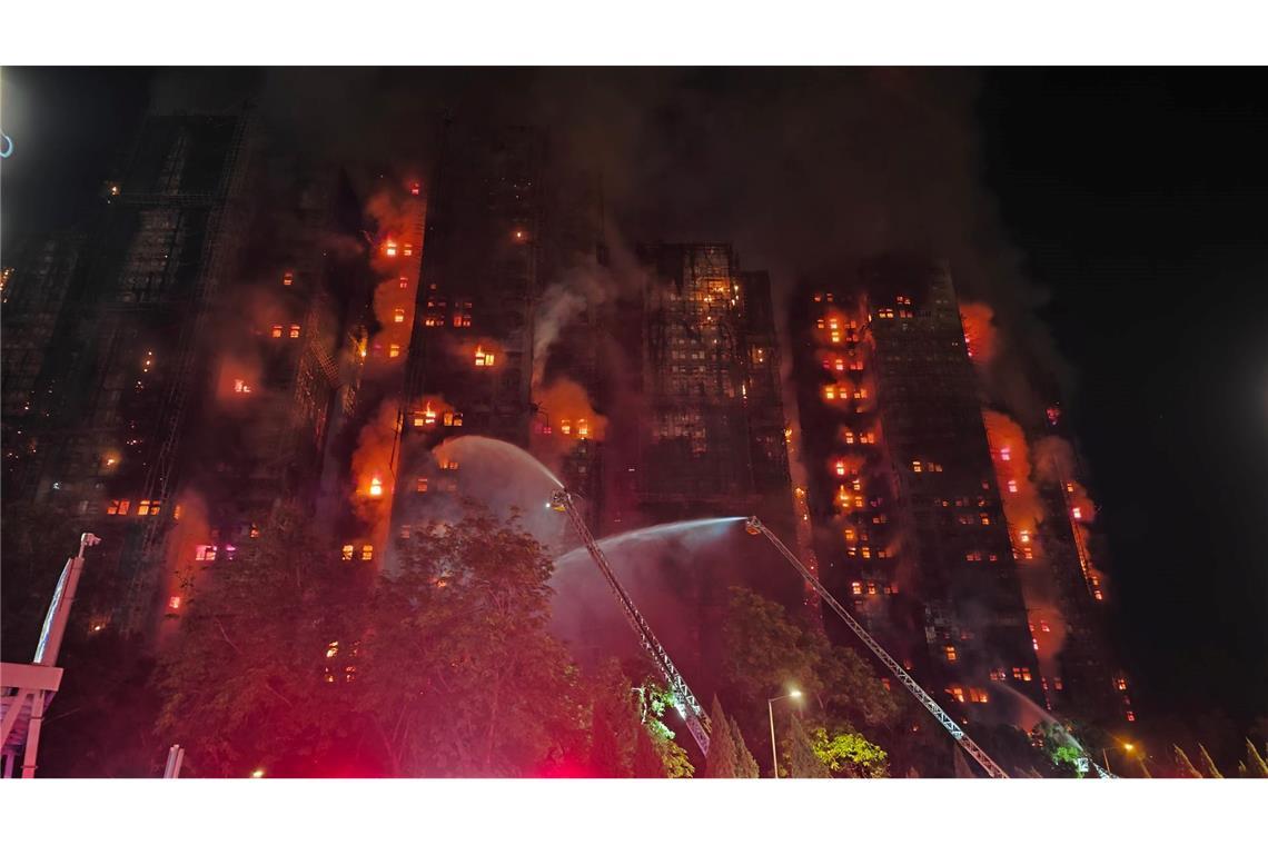 Die Flammen hatten sich über das Bambusgerüst rasant ausgebreitet.