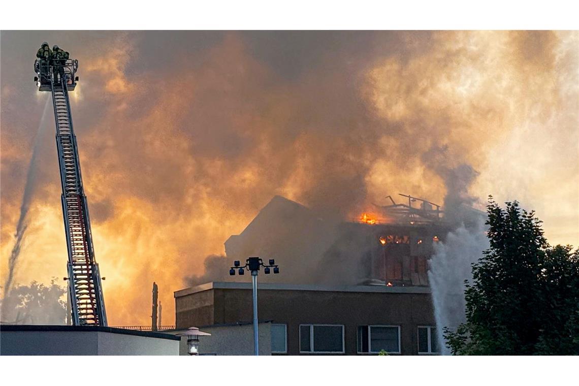 Ehemalige Staatsoperette in Dresden in Flammen Die Flammen konnten über Stunden nur von außen bekämpft werden.