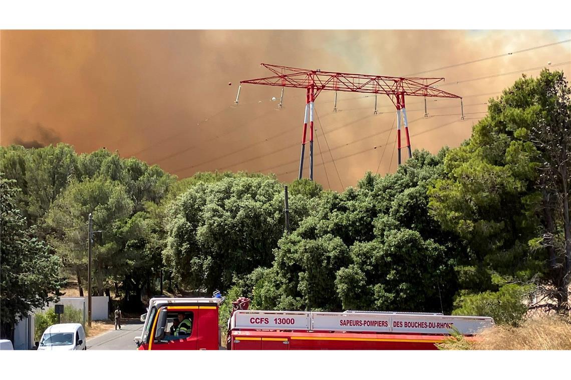 Riesige Rauchwolken: Feuer bei Marseille ängstigt Bewohner Die Flammen rücken Marseille bedrohlich nahe.