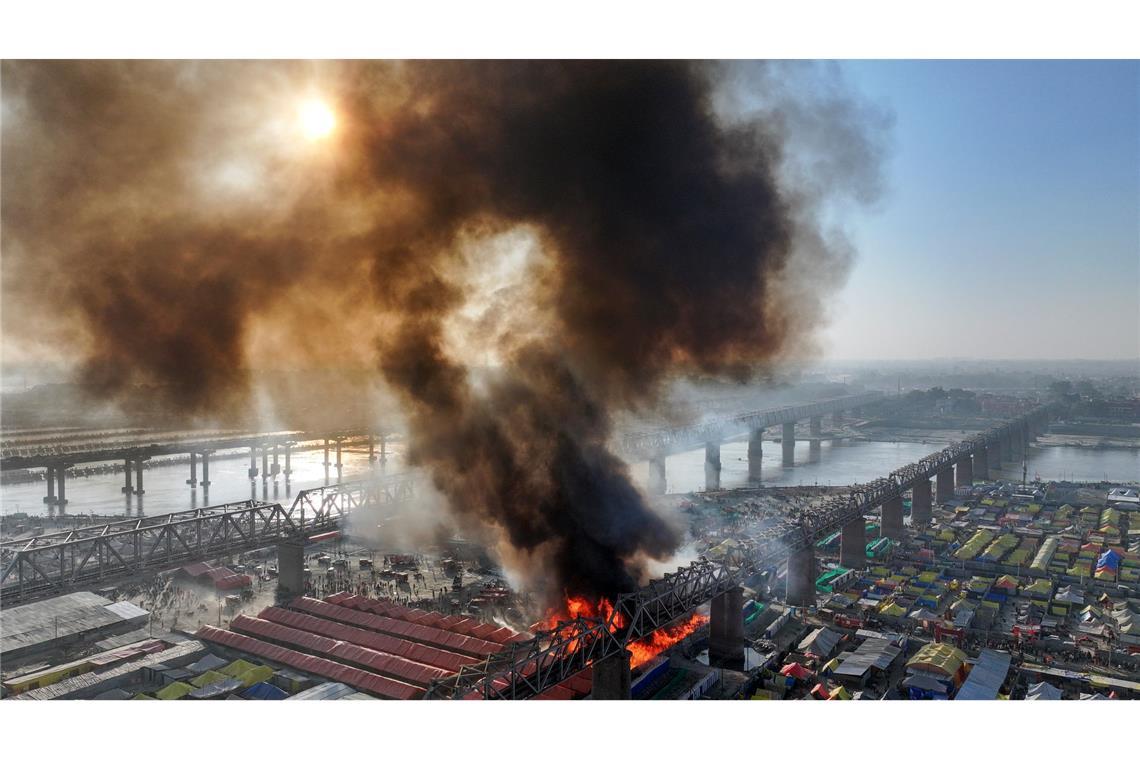 Feuer bei weltgrößtem Pilgerfestival in Indien Die Flammen sollen Berichten zufolge mehrere Zelte erfasst haben.