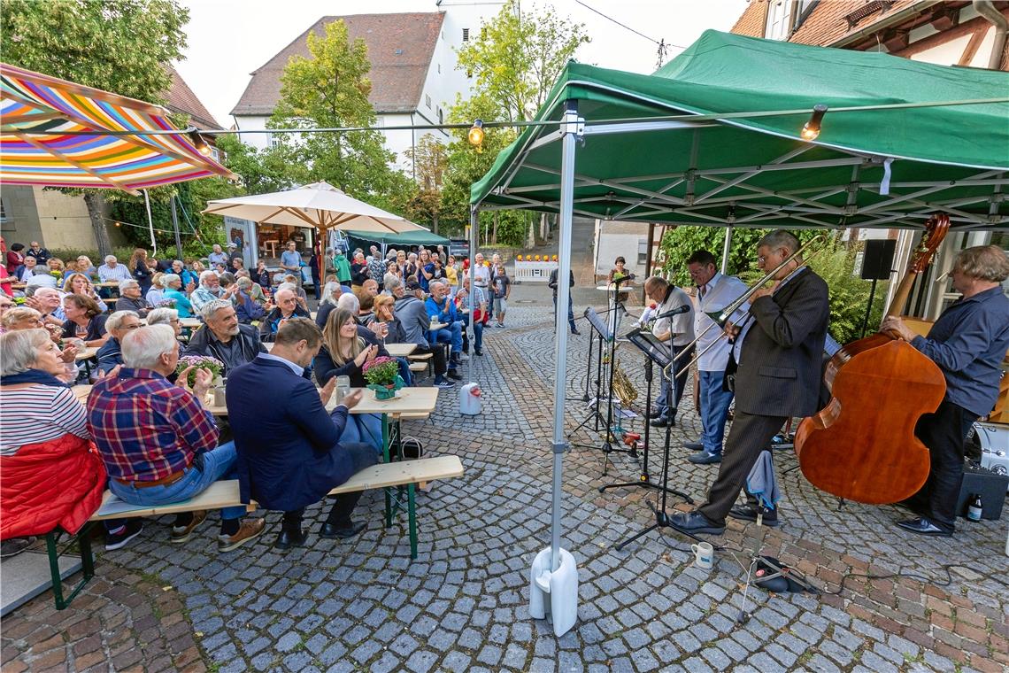 Jazz mit den Flat Foot Stompers in Weissach Die Flat Foot Stompers sorgen für eine fröhliche, rhythmisch mitreißende, entspannte und unterhaltsame Performance. Foto: Alexander Becher