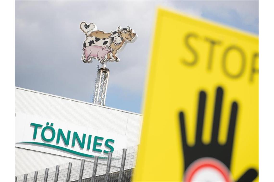 Mehr als 1300 Corona-Fälle in Fleischfabrik Die Fleischfabrik Tönnies erlebt einen Corona-Massenausbruch. Foto: Friso Gentsch/dpa