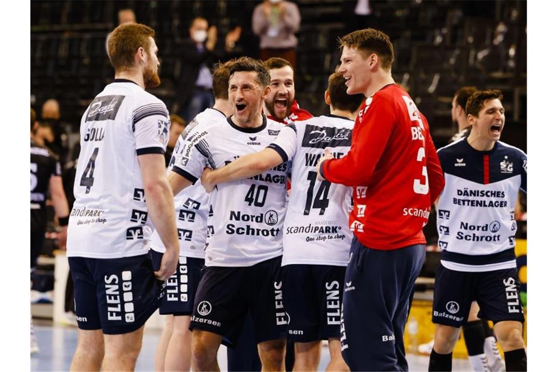 Flensburgs Handballer nach Derbysieg wieder Tabellenführer Die Flensburger Spieler feiern den Sieg gegen Kiel. Foto: Frank Molter/dpa