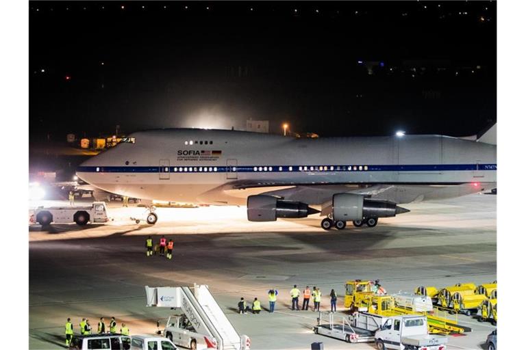 Die fliegende Sternwarte „SOFIA“ erreicht in den frühen Morgenstunden den Stuttgarter Flughafen. Foto: Christoph Schmidt