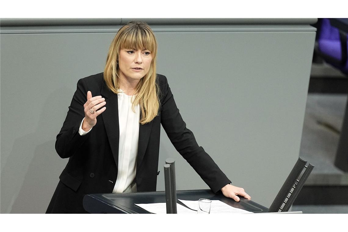 Die fluchtpolitische Sprecherin der Linksfraktion im Bundestag, Clara Bünger, findet, die Bundesregierung sei stark auf Abschiebungen fixiert. (Archivfoto)