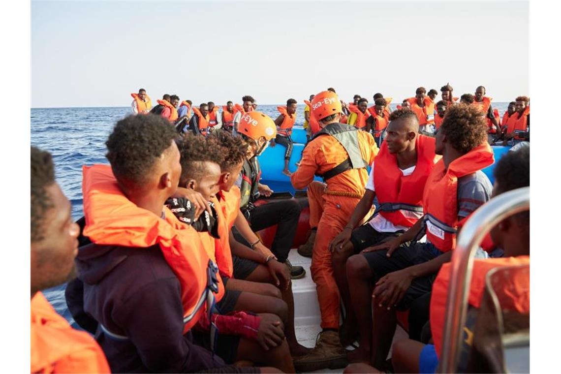 Die Flüchtlinge verlassen ihr Schlauchboot. Foto: Fabian Heinz/Sea-Eye