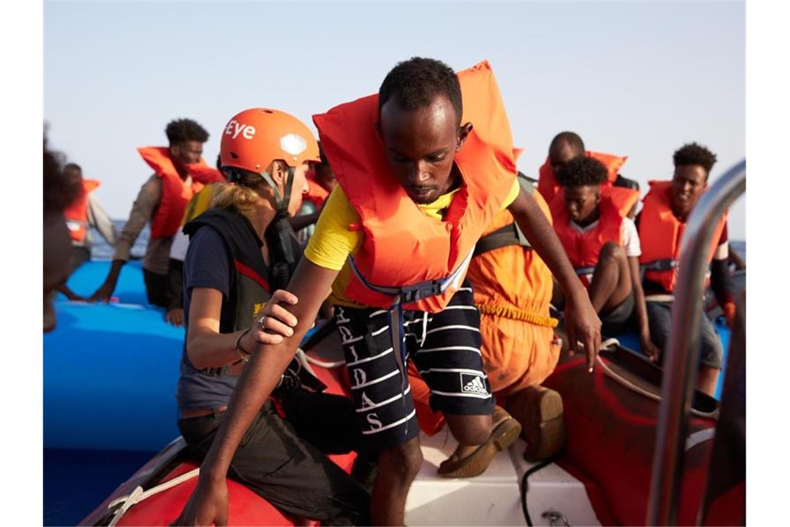 Die Flüchtlinge werden von Mitgliedern der Rettungsorganisation Sea-Eye gerettet. Foto: Fabian Heinz/Sea-Eye