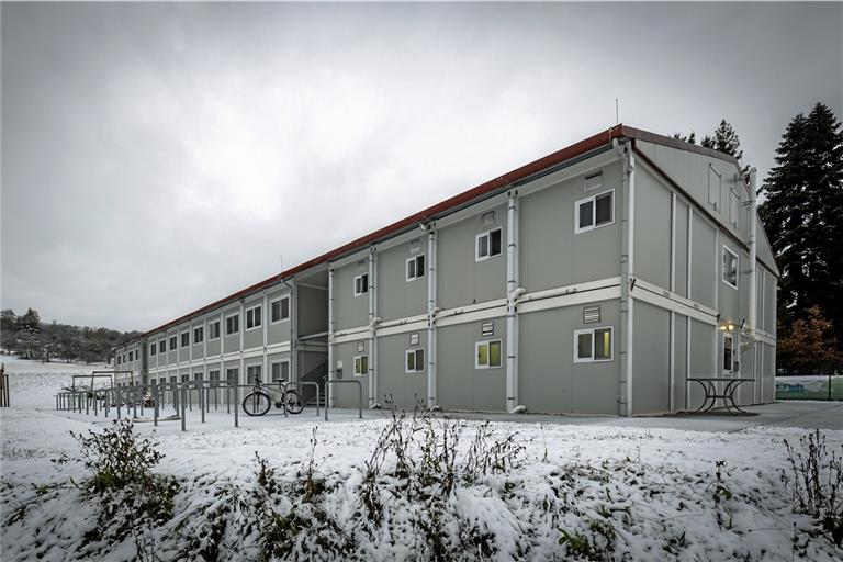 Die Flüchtlingsunterkunft in der Industriestraße 44 in Allmersbach im Tal besteht aus Containern, die in zwei Geschossen angeordnet sind. Für die Nutzung als Gemeinschaftsunterkunft zur Erstunterbringung geflüchteter Menschen ab Januar wird der Rems-Murr-Kreis unter anderem auch einen Hausmeister beschäftigen.  Foto: A. Becher