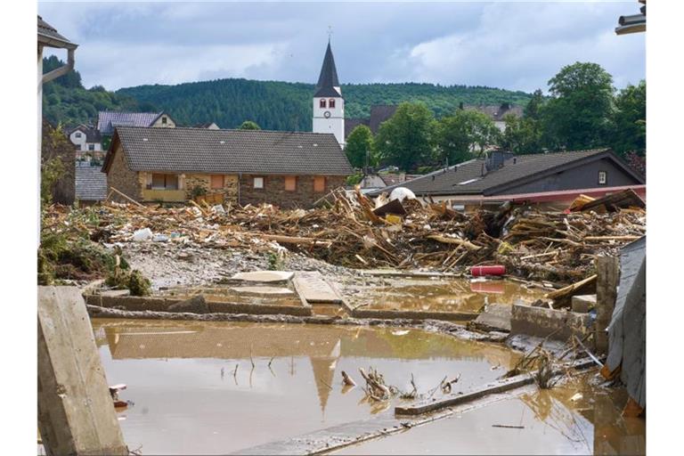 Die Flutkatastrophe im vergangenen Sommer verursachte allein in Deutschland Schäden von 33 Milliarden Euro. Foto: Thomas Frey/dpa