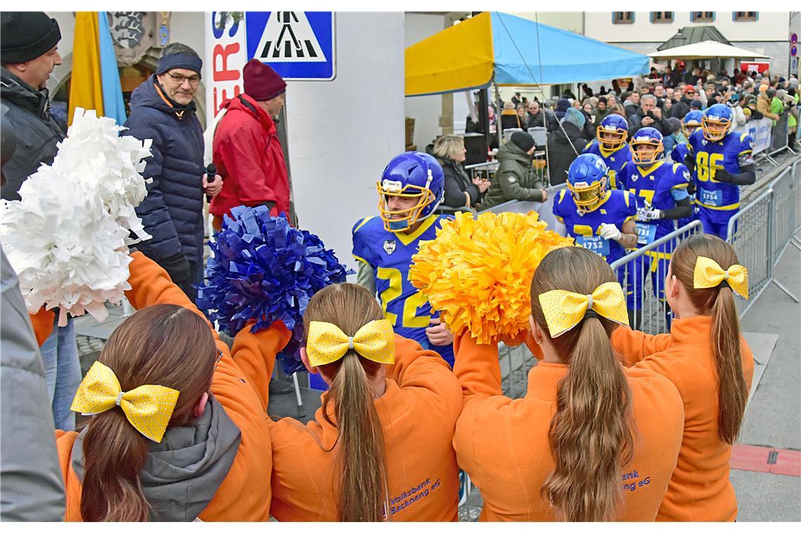 Die Footballer werden von den Cheerleadern im Ziel empfangen. Silvesterlauf in B...