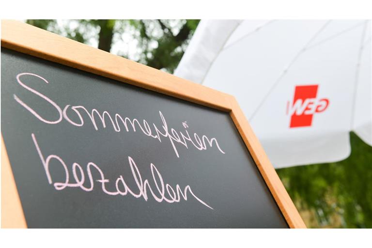 Die Forderung der Gewerkschaft im Kern: Sommerferien bezahlen.