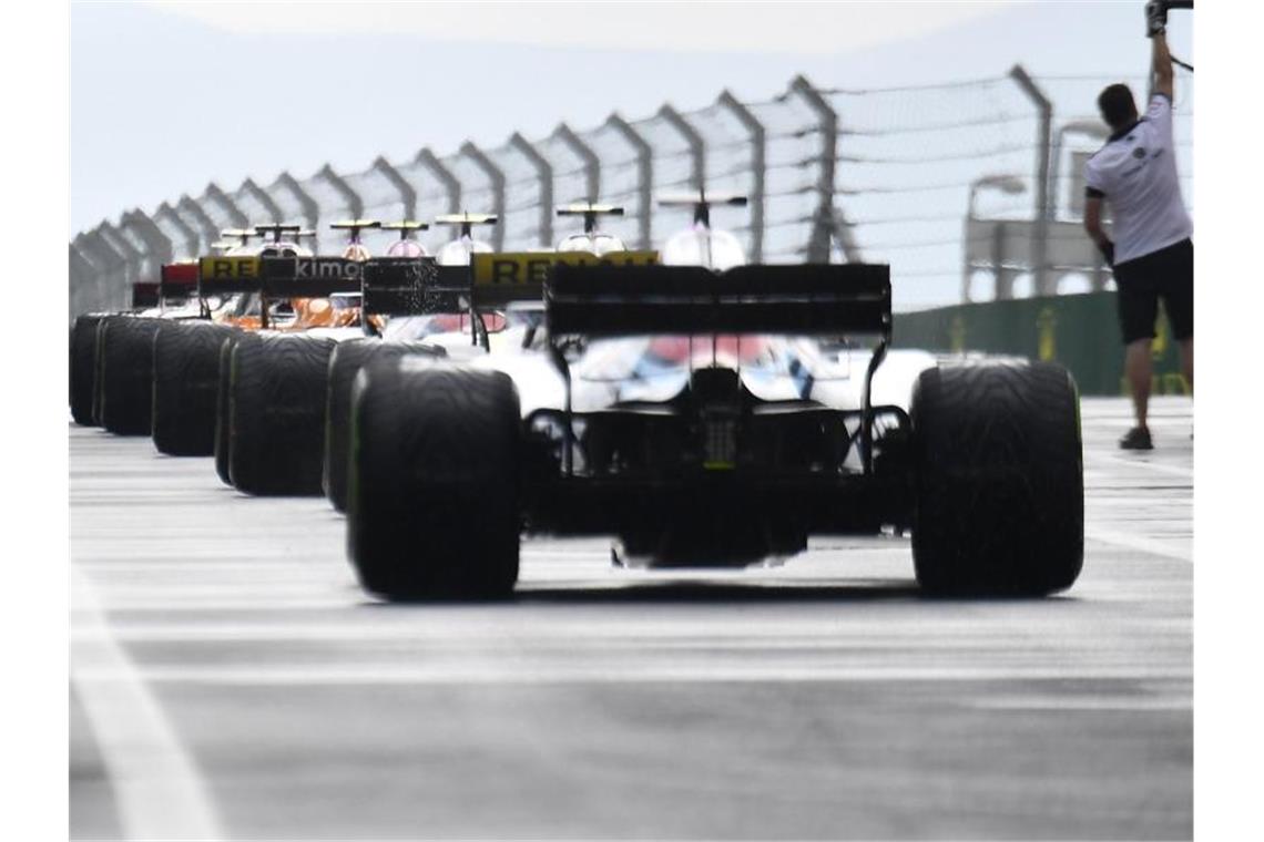 Billiger und spannender: Corona zwingt F1 zum Umdenken Die Formel 1 ist zum Umdenken gezwungen. Foto: Zsolt Czegledi/MTI/AP/dpa