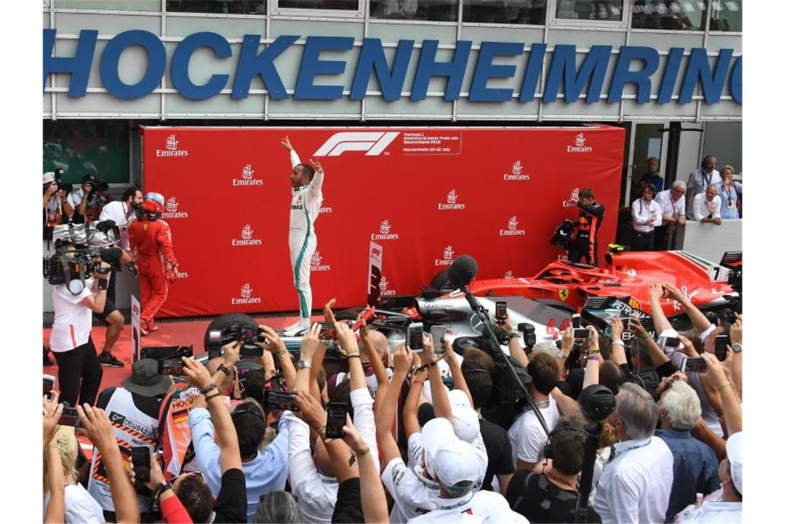 Formel-1-Notplan auch mit Hockenheimring möglich Die Formel 1 könnte in ihren Not-Kalender auch ein Rennen auf dem Hockenheimring aufnehmen: Lewis Hamilton feierte 2018 dort einen Sieg. Foto: Uli Deck/dpa