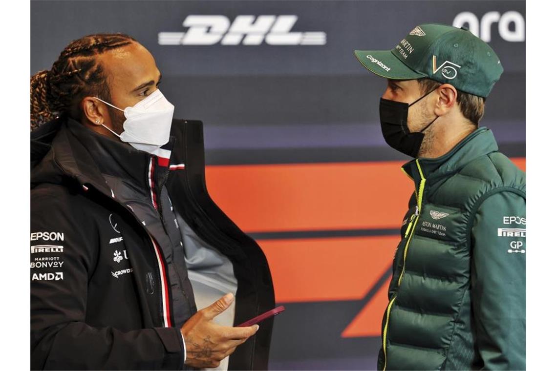 Verpflichtende Corona-Impfung in Formel 1 möglich Die Formel-1-Stars Lewis Hamilton (l) und Sebastian Vettel mit Maske. Foto: Xpbimages/dpa
