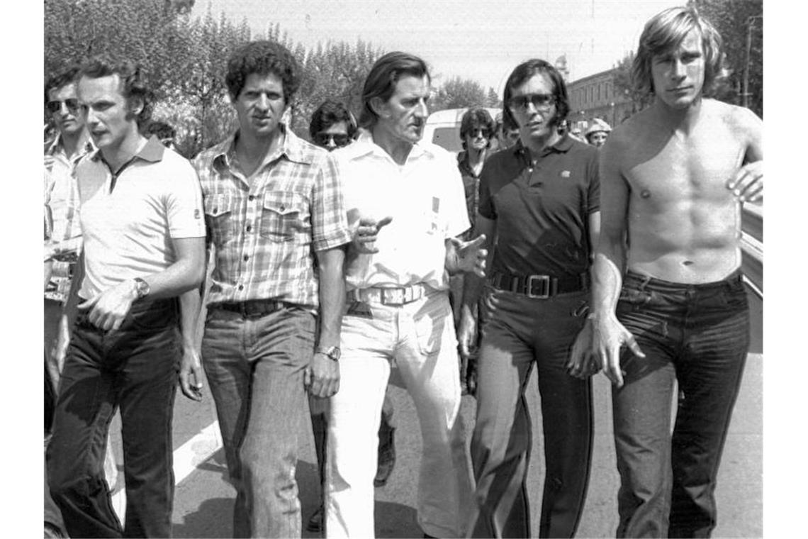 Die Formel-1-Stars Niki Lauda (l-r), Jody Scheckter, Graham Hill, Emerson Fittipaldi und James Hunt 1975 in Barcelona. Foto: UPI