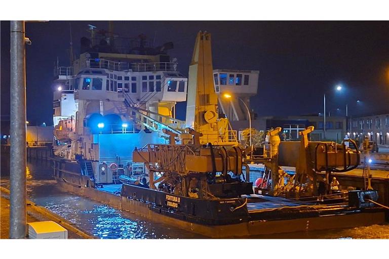 Die „Fortuna B“ liegt im Hafen von Cuxhaven.