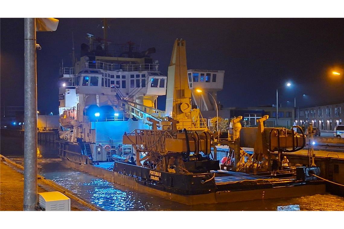 Die "Fortuna B" liegt im Hafen von Cuxhaven. Eines der beiden Schiffe, die den mehrfach vor der deutschen Küste gestrandeten Wal in die Nordsee brachten, ist am Sonntagabend in Cuxhaven eingelaufen.