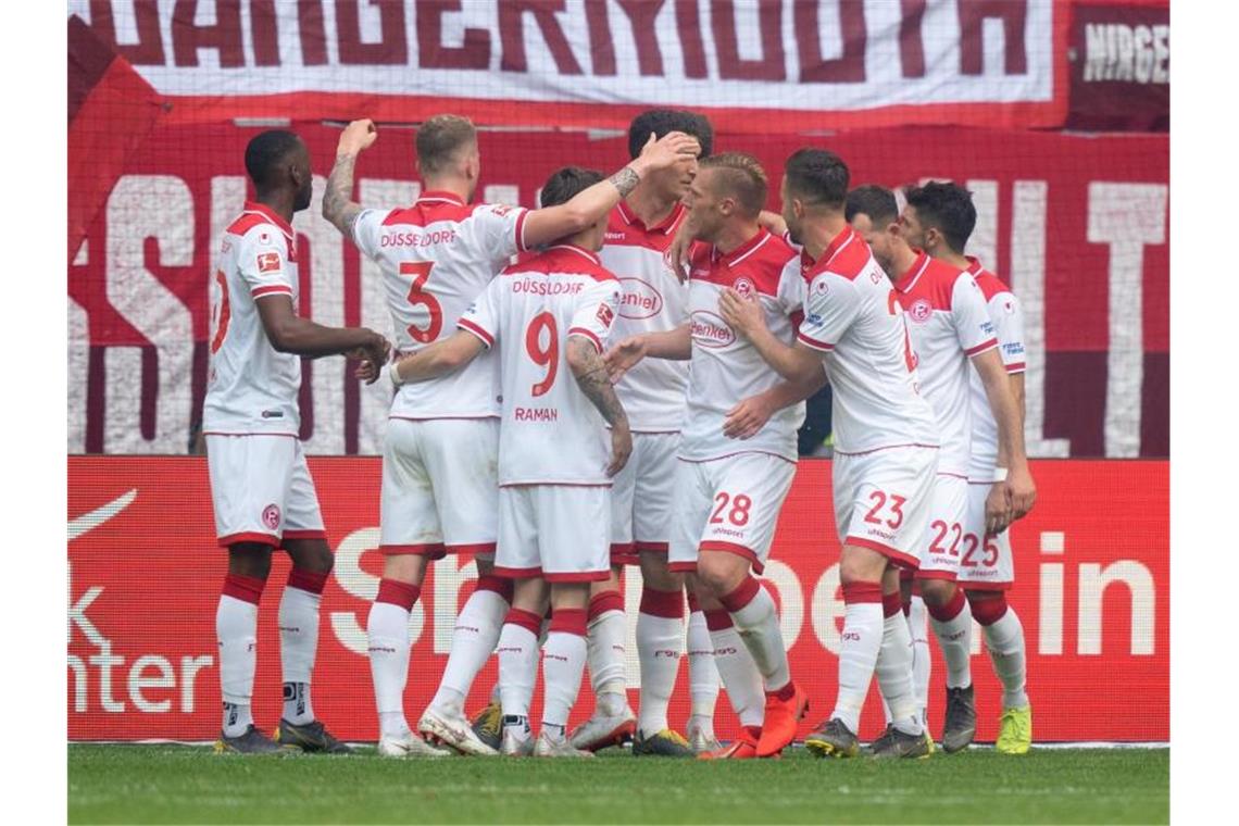 Die Fortuna-Spieler feiern den Heimsieg gegen Hannover. Foto: Bernd Thissen