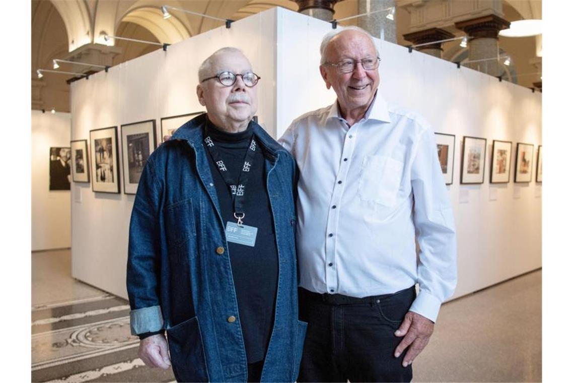Krieg und High Society: Fotos von Billhardt und Hinz Die Fotografen Volker Hinz (l) und Thomas Billhardt stehen in der Jubiläumsausstellung. (BFF). Foto: Marijan Murat