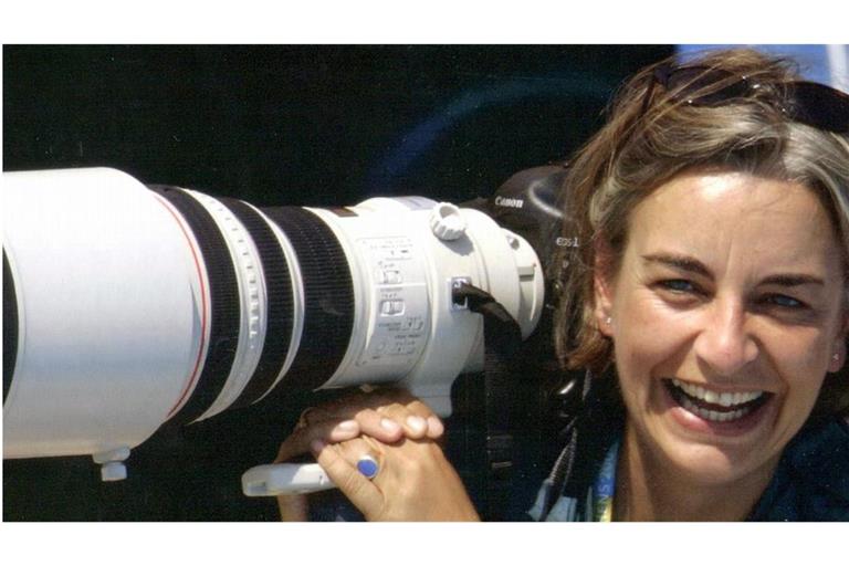 Die Fotojournalistin Anja Niedringhaus (1965-2014) bei den Olympischen Spielen 2004 in Athen.