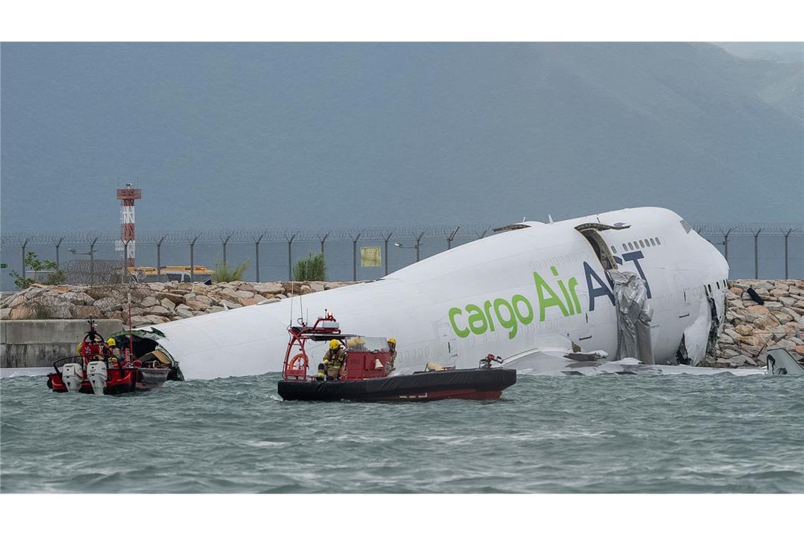 Tödlicher Unfall: Jumbo-Jet rutscht über Landebahn ins Meer Die Frachtmaschine rutschte über die Landebahn hinaus ins Wasser.