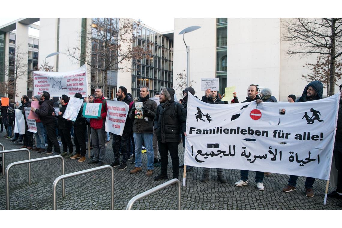 Kritik an Aussetzung des Familiennachzugs – Syrer betroffen Die Frage, ob und in welchem Umfang auch Menschen mit subsidiärem Schutz ihre Angehörigen zu sich nach Deutschland holen dürfen, beschäftigt die Politik seit Jahren. (Archivbild)