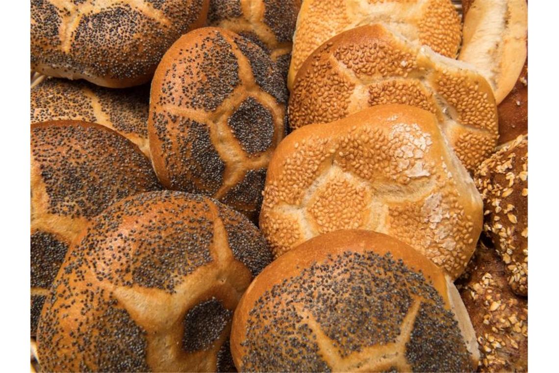 Bäckereicafés dürfen den ganzen Sonntag Brötchen verkaufen Die Frage, wie lange Bäcker sonntags Brötchen verkaufen dürfen, beschäftigt den Bundesgerichtshof (BGH). Foto: Peter Kneffel/dpa
