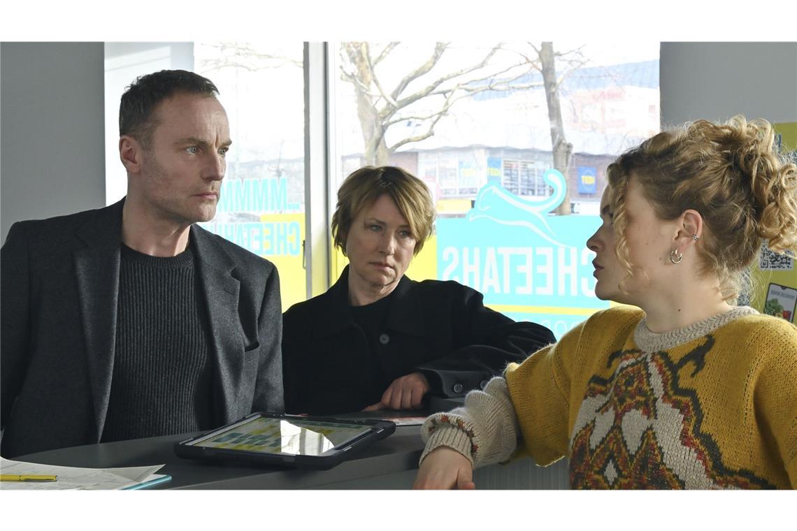 Die Fragen von Karow und Bonard sind der Lieferdienstmitarbeiterin (Leonie Krieg, re.) unangenehm – die Firma ist bei den Personalunterlagen ihrer Mitarbeiter eher oberflächlich.