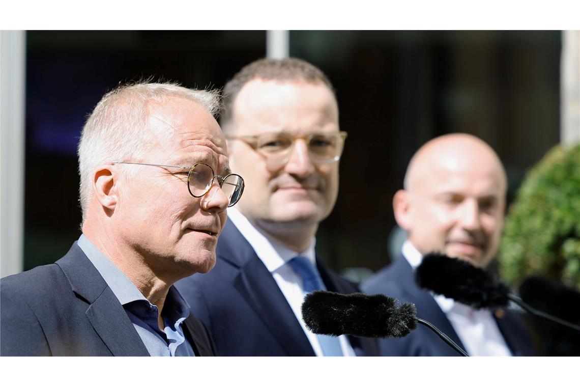 Die Fraktionschefs Miersch (SPD) und Spahn (CDU) sowie CSU-Landesgruppenchef Hoffmann traten zusammen vor die Presse.