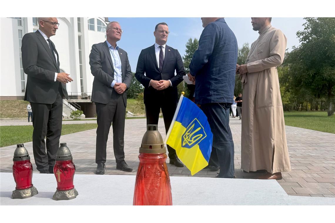 Koalitionsspitzen gemeinsam zu Solidaritätsbesuch in Kiew Die Fraktionschefs Spahn und Miersch in der Gedenkstätte für die Opfer der russischen Besatzung in Butscha.