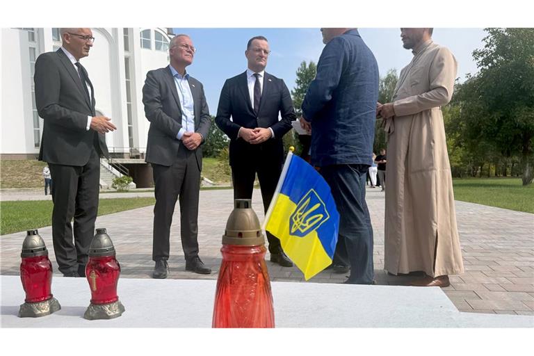Die Fraktionschefs Spahn und Miersch in der Gedenkstätte für die Opfer der russischen Besatzung in Butscha.