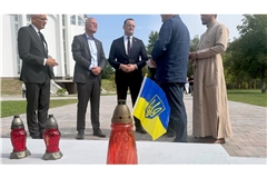 Die Fraktionschefs Spahn und Miersch in der Gedenkstätte für die Opfer der russischen Besatzung in Butscha.