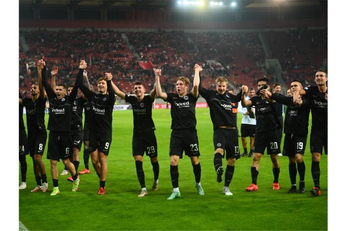 Eintracht tankt nach Sieg Sonne in Griechenland Die Frankfurter feiern den Sieg gegen Olympiakos Piräus. Foto: Angelos Tzortzinis/dpa