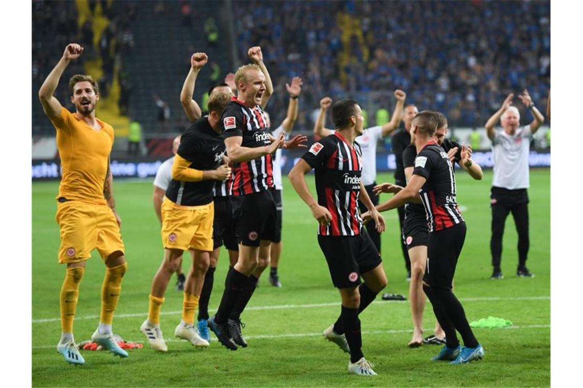 Die Frankfurter Spieler feiern den Einzug in die Europa League. Foto: Arne Dedert