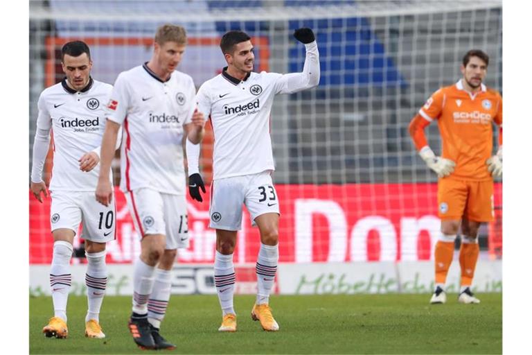 Die Frankfurter um Filip Kostic (r) brillierten in Bielefeld. Foto: Friso Gentsch/dpa