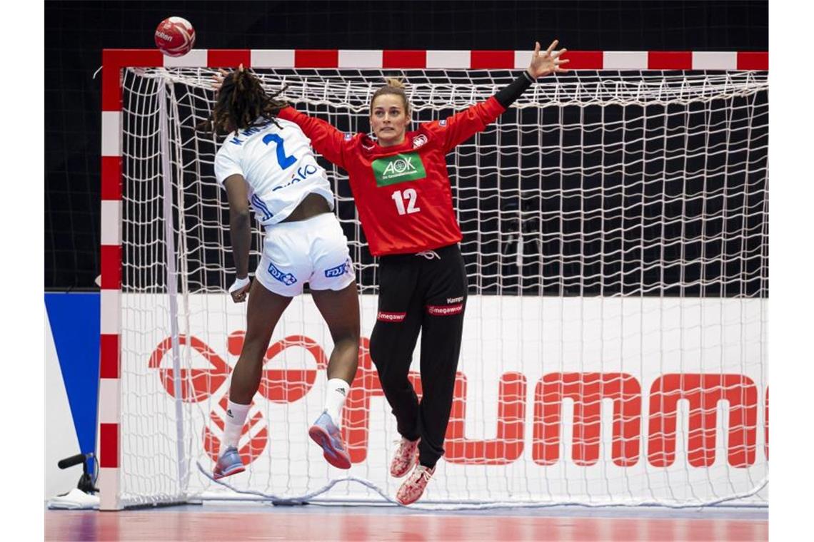 Serie gerissen: Handball-Frauen verlieren gegen Frankreich Die Französin Meline Nocandy wirft auf das Tor von Dinah Eckerle. Foto: Marco Wolf/dpa