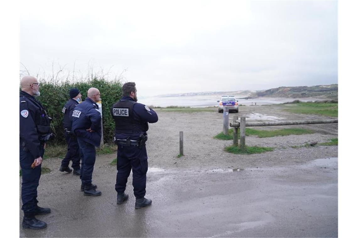 Die französische Polizei bei Wimereux in Nordfrankreich, auf einem Strandabschnitt, der vermutlich von Migranten genutzt wird, um den Ärmelkanal zu überqueren. Foto: Stefan Rousseau/PA/dpa