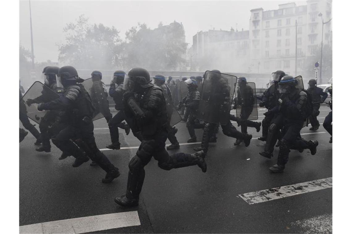 Jahrestag der Proteste: „Gelbwesten“ demonstrieren in Paris Die französische Polizei war in Paris mit einem Großaufgebot im Einsatz. Foto: Julien Mattia/Le Pictorium Agency via ZUMA/dpa