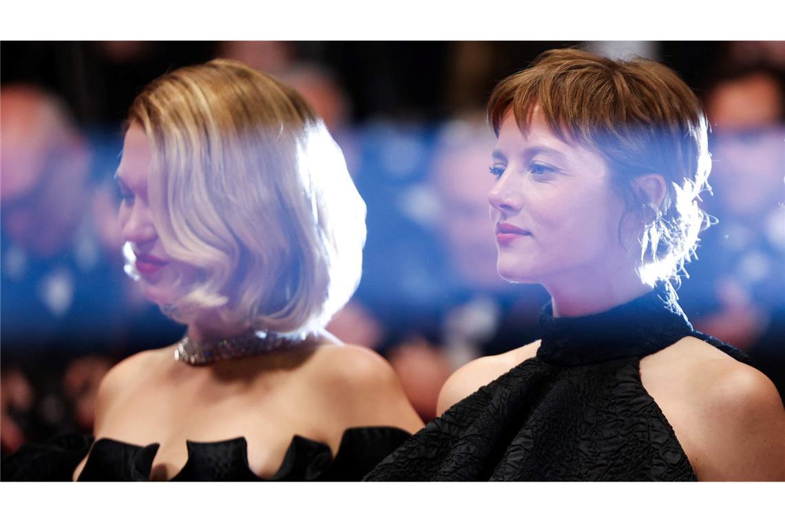 Die französische Schauspielerin Lea Seydoux (l) und die deutsche Schauspielerin Jella Haase kommen zur Vorführung des Films "Gentle Monster" bei der 79. Ausgabe der Filmfestspiele von Cannes.