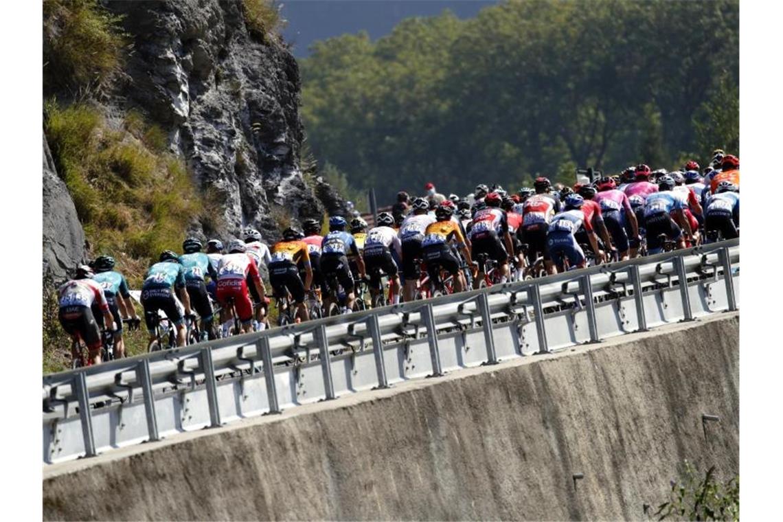 Dopingverdacht: Staatsanwaltschaft ermittelt nach Razzia Die französische Staatsanwaltschaft hat Vorermittlungen wegen eines Dopingverdachts bei der Tour de France aufgenommen. Foto: Christophe Ena/AP/dpa