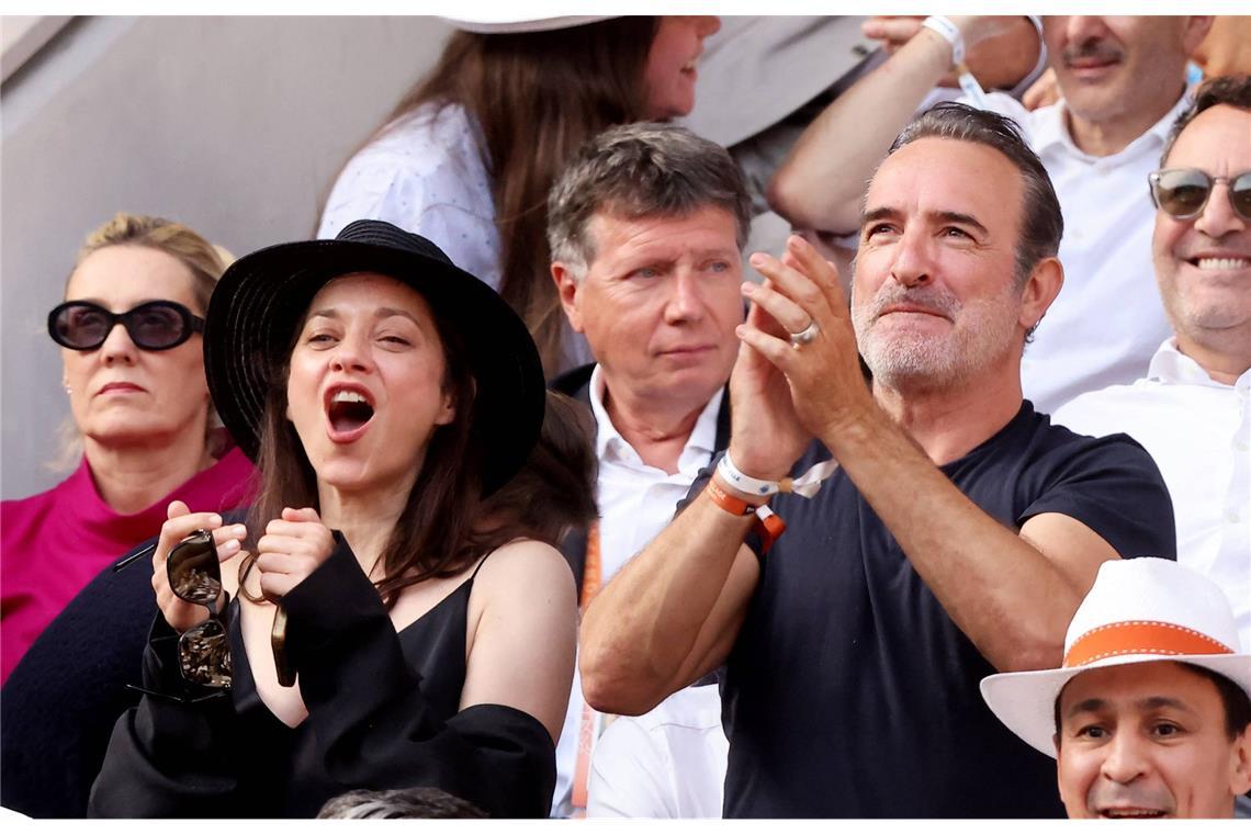 Die französischen Schauspieler Marion Cotillard und Jean Dujardin reagieren während des spannenden Endspiels auf der Tribüne.