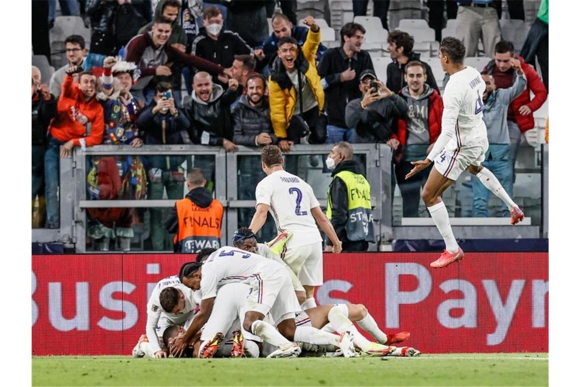 Frankreich nach Aufholjagd im Finale der Nations League Die Franzosen feiern den 3:2-Sieg gegen Belgien. Foto: Bruno Fahy/BELGA/dpa