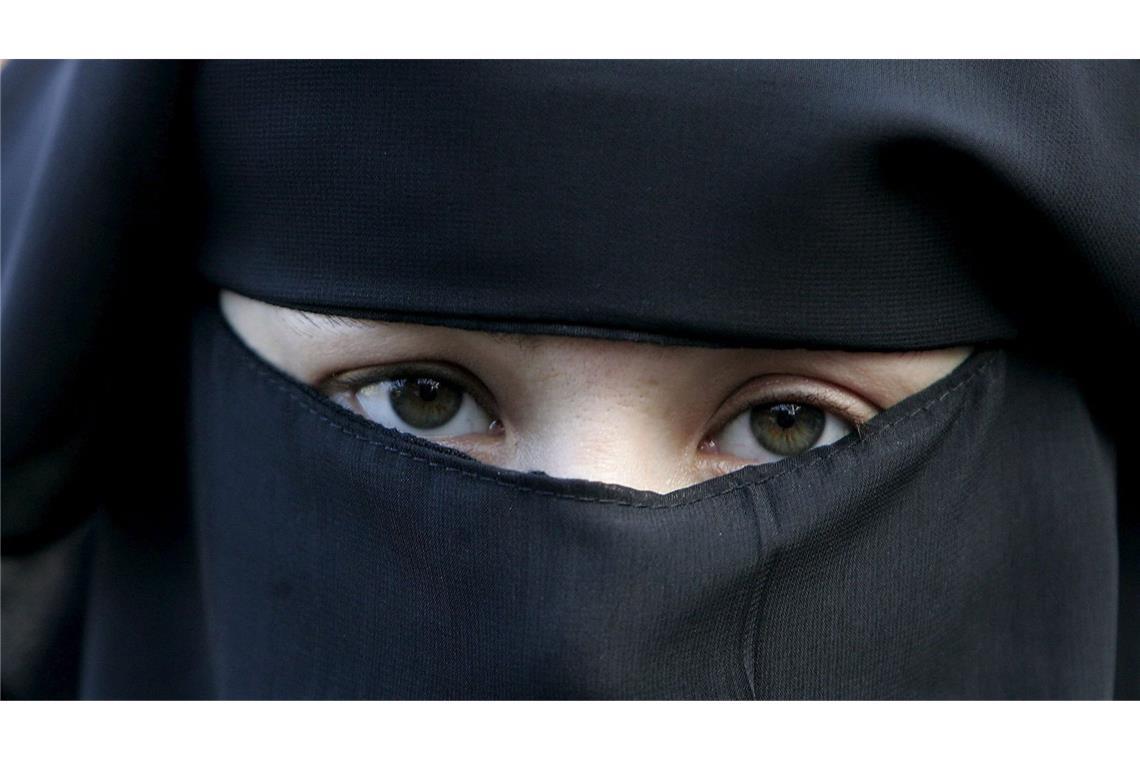 Die Frau darf beim Autofahren keinen Niqab tragen. (Symbolbild)